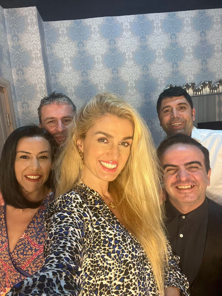 Tuğba Özay Serdar Sevtekin Esin Gündoğdu Erman Aydın Hakan Çankaya Sahnede harikalar yaratıyor