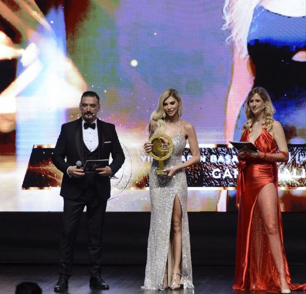 Gamze Balım ” Yılın en iyi çıkış yapan Modeli ödülünü aldı