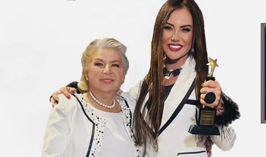 Duygu Dolu Anlar! Yelda Başaran’dan Annesine Özel Ödül