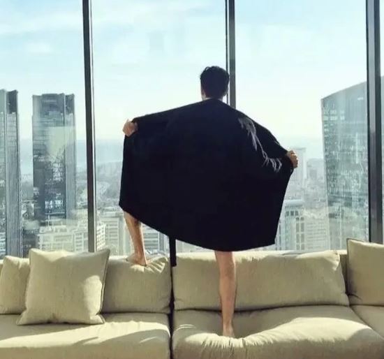 Çağlar Ertuğrul’un Bornozlu Pozu Sosyal Medyayı Karıştırdı!