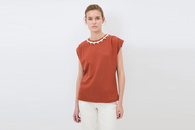 Gardırobun Kurtarıcıları: Tişört, Pantolon ve Tulumla Gününü Kolaylaştır