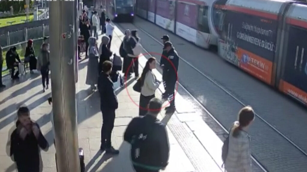 Güvenlik görevlisinin saniyelik hamlesi ile kurtuldu! Yürekleri ağza getiren anlar böyle kaydedildi