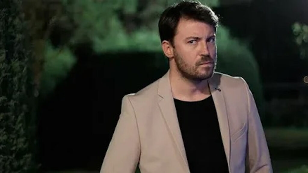 Tolga Güleç sahnede kaza geçirdi! Oyunu acı içinde tamamladı…