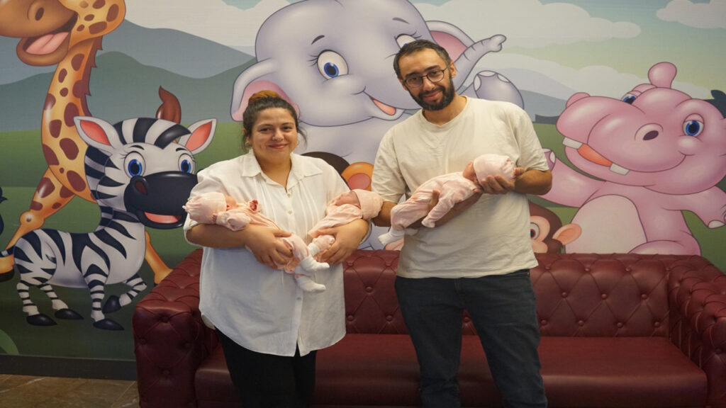 Yalova Atakent’de Üçüz Sevinci: Yağlıdere Ailesi Üç Kız Çocuğuna Kavuştu