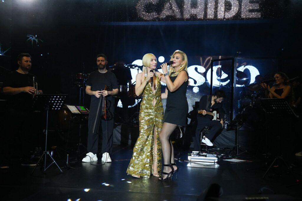 Cahide iki güzel şarkıcının dayanışmasına sahne oldu.. 