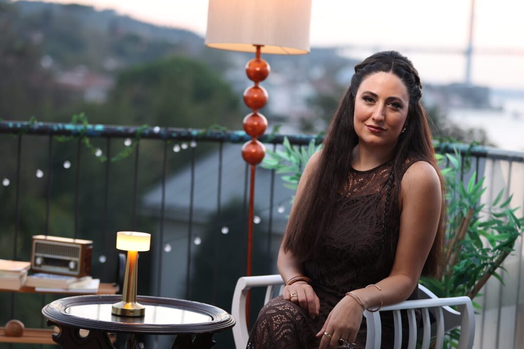 Ayşenur Gök hâlâ aynı duyguların peşinde…