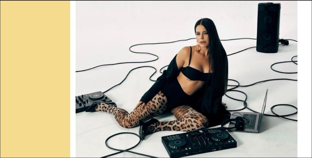 Söz ve Müziklerde Dev Kadro