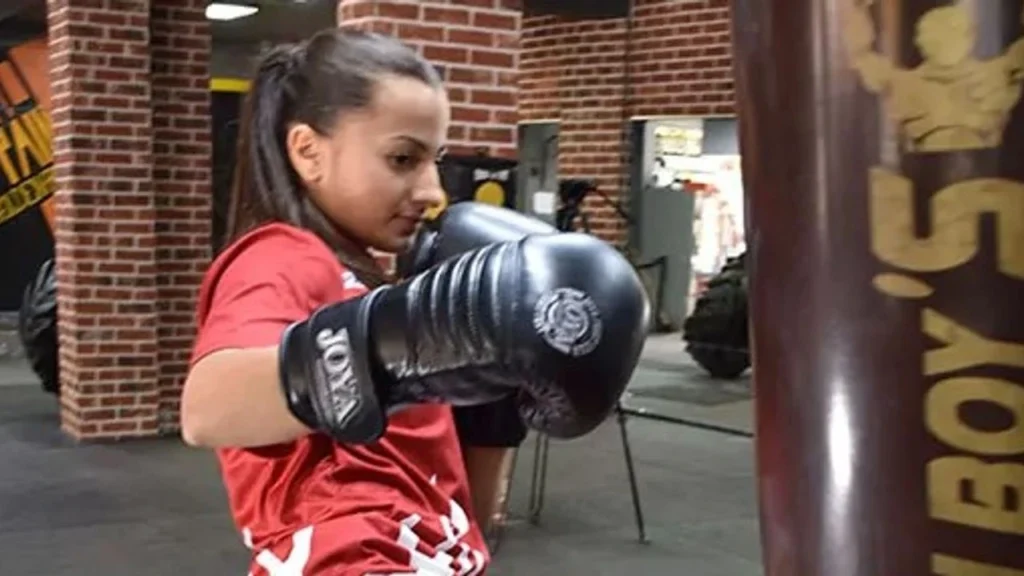 Ay-yıldızlı bayrak Abu Dabi’de dalgalandı