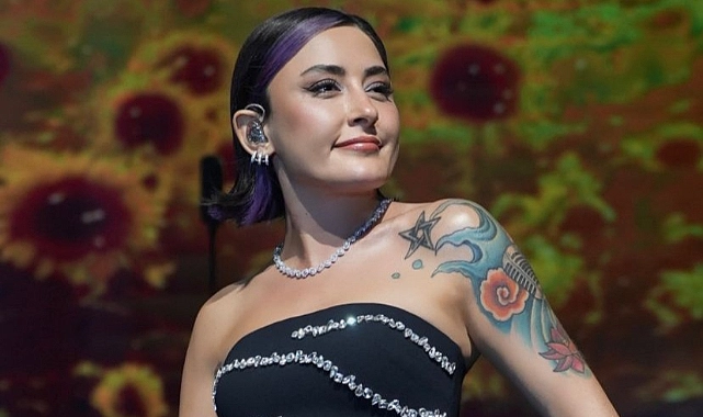 Güzel şarkıcı Melek Mosso