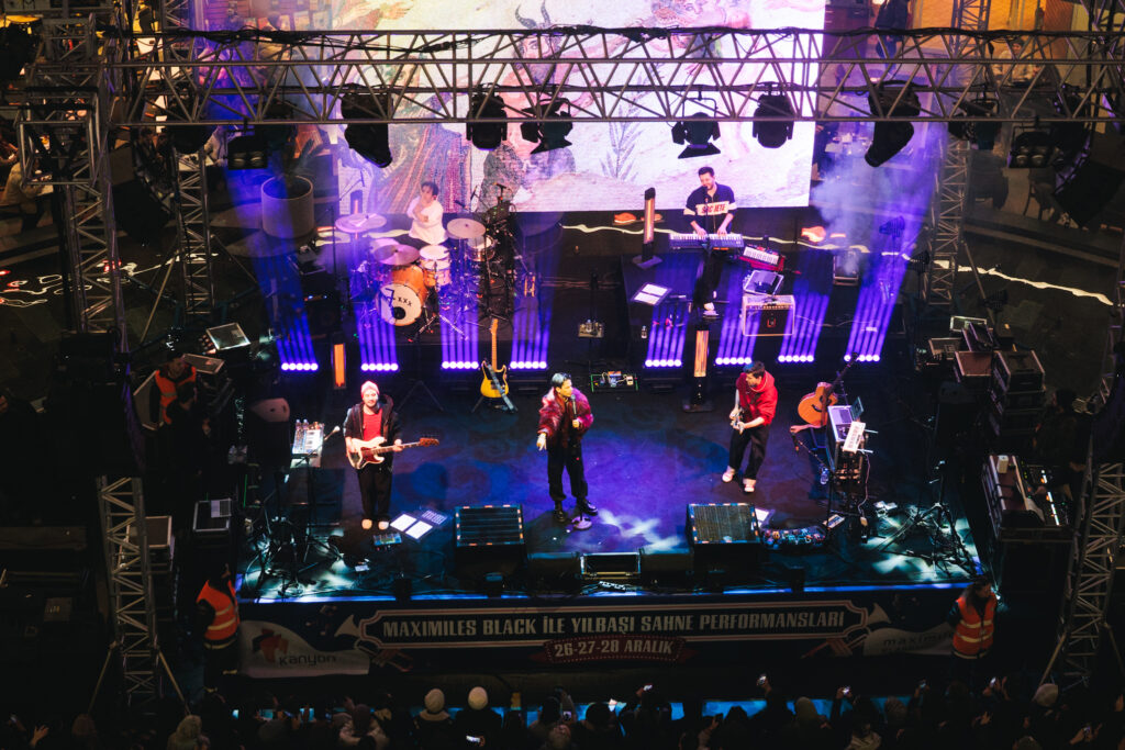 Madrigal konseri ile başladı…