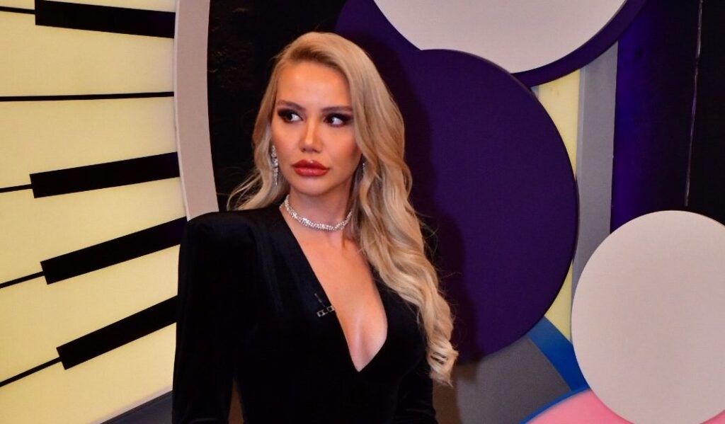 Zeynep Bozkaya Hem Sunuculukta Hem Modada Zirvede…